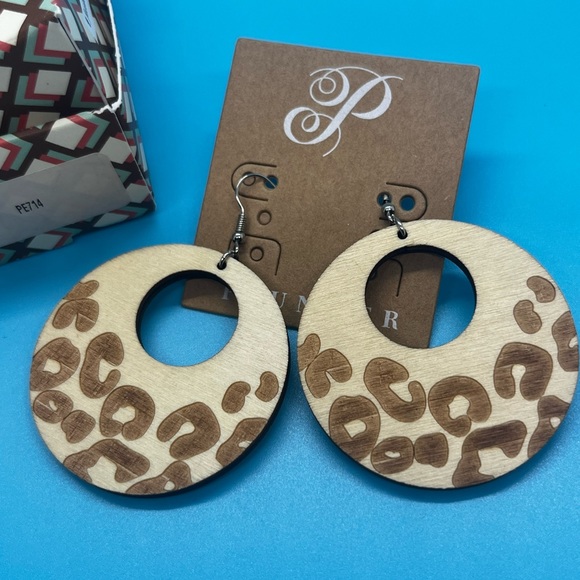 Plunder Design Wood Leopard style earrings~New in box - Picture 3 of 4